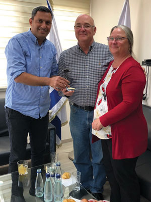 Mayor Alon Davidi presents Ron and Marcie with a sculpture made from the remains of Quassam rockets fired into Israel from Gaza.